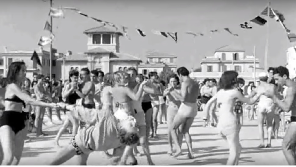 Il villino Egle compare sullo sfondo di questa ripresa del film "Domenica d'agosto" del 1940