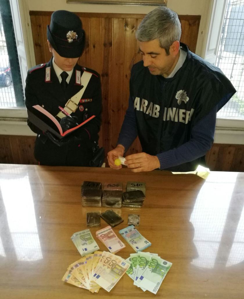 2018_02_24 CENTRO - I panetti di droga e i soldi sequestrati dai Carabinieri (2)