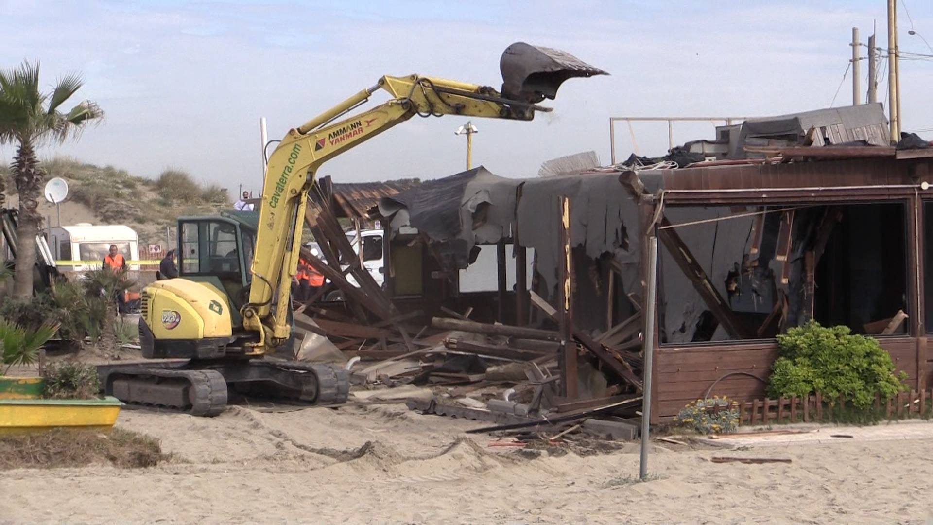 Le demolizioni dei chioschi nell'aprile 2015 sulla spiaggia dei Cancelli, a Castelporziano