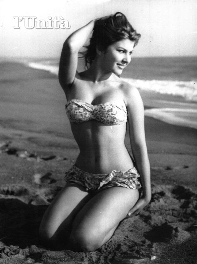 1960, Claudia Mori sulla spiaggia di Ostia