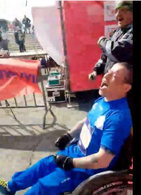 L'esplosione di gioia di Claudio Palmulli all'arrivo della maratona Roma-Ostia