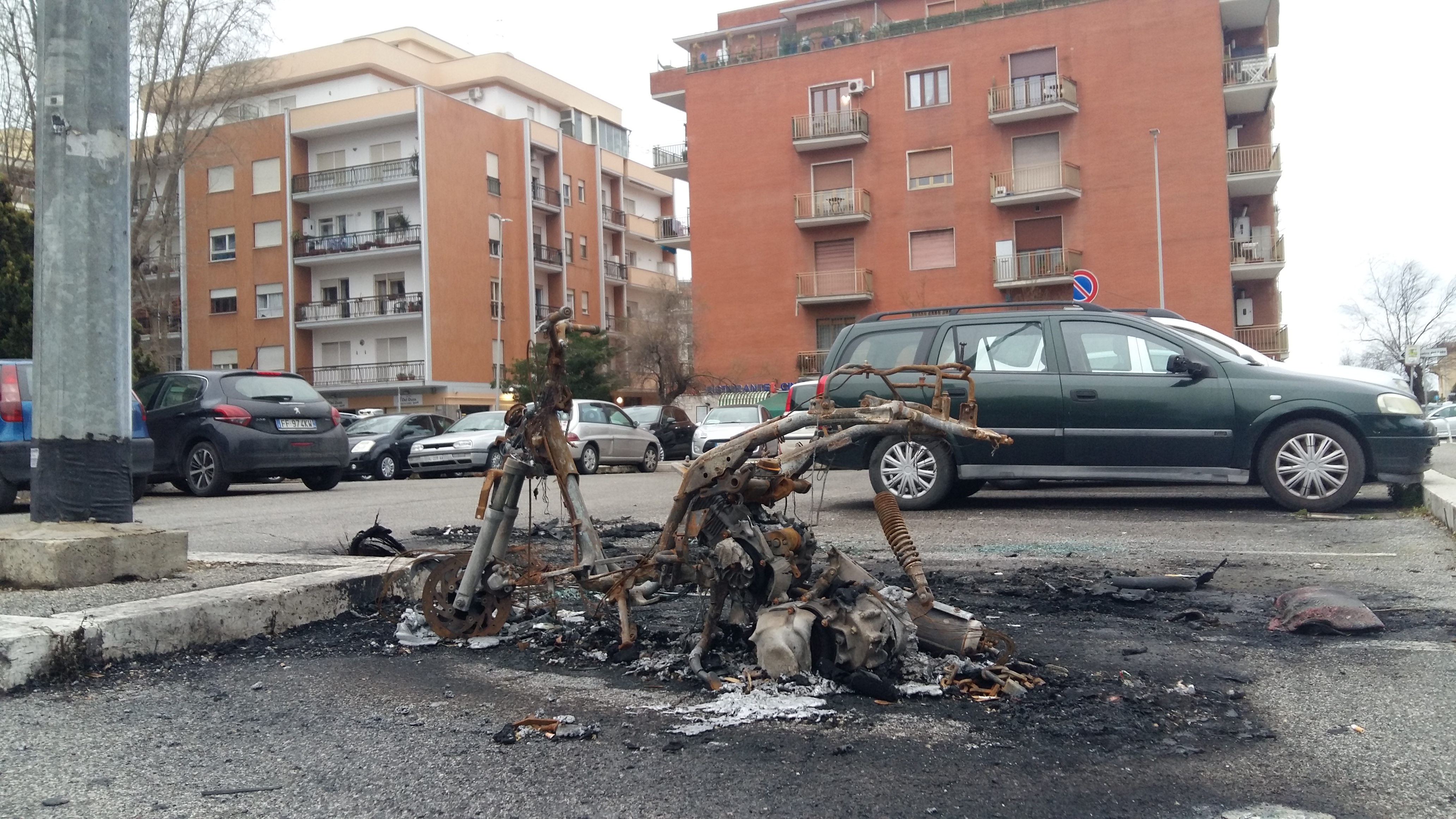 Lo scooter dato alle fiamme in piazza M.V. Agrippa