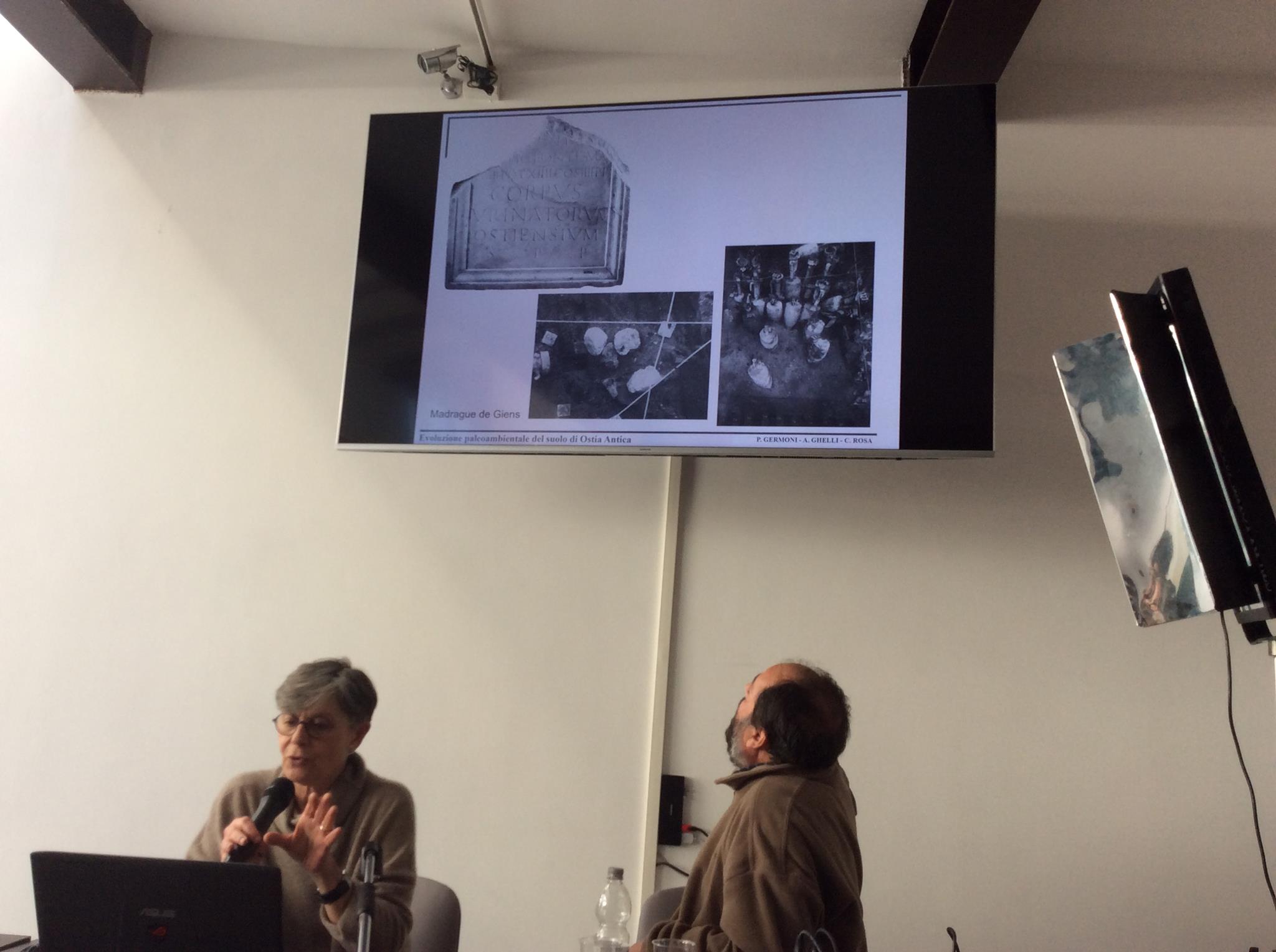 Paola Germoni e Carlo Rosa illustrano la lastra degli urinatores ostiensi per Antonino Pio