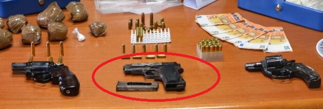 Le tre pistole sequestrate: nel cerchio la Beretta calibro 7,65