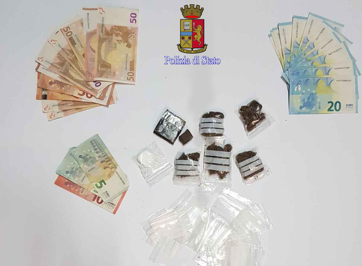 Droga e banconote sequestrate all'arrestato