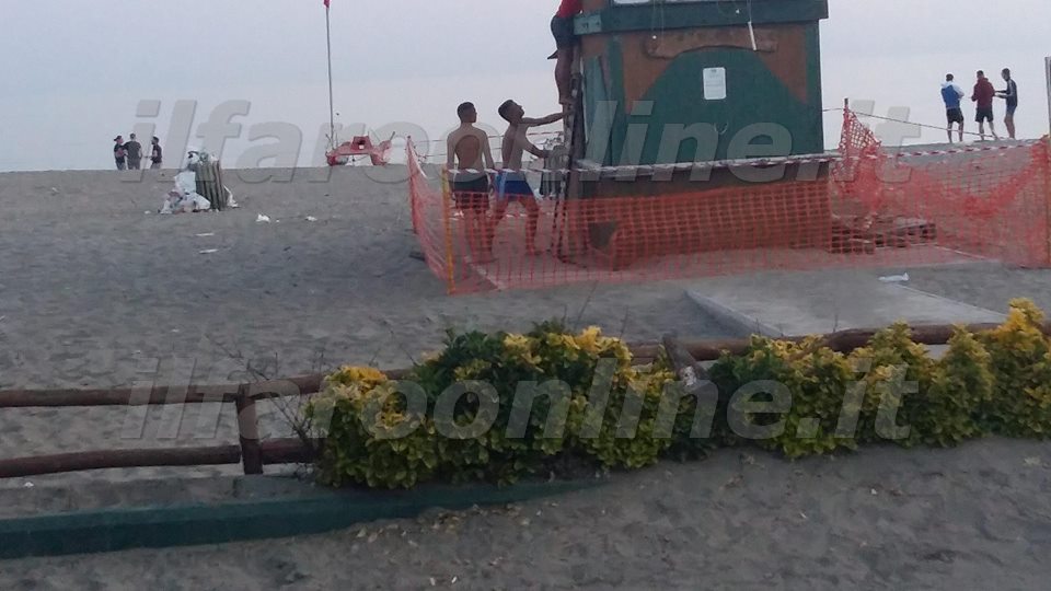 I vandali a La Spiaggetta smontano le tavole di legno per farne falò sull'arenile