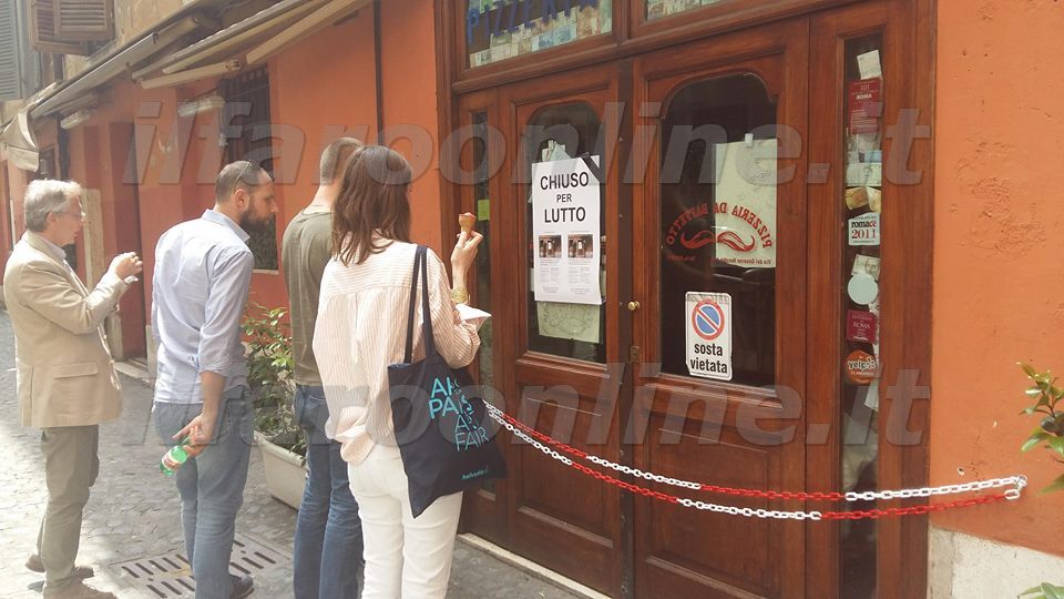 Turisti perplessi davanti a bar e ristoranti chiusi del Centro storico e listati a lutto
