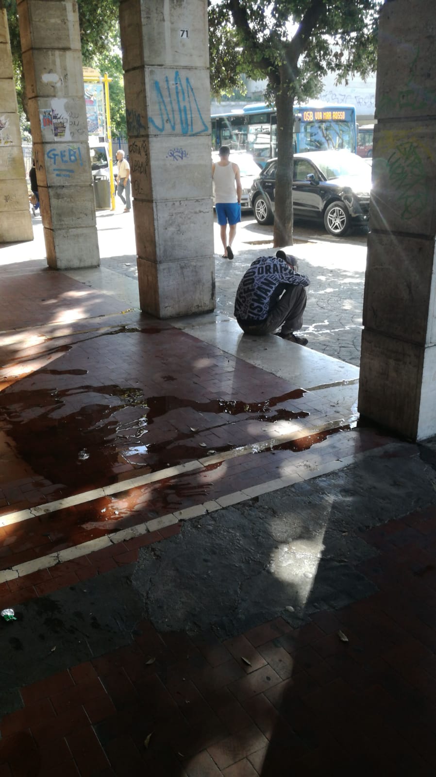 Sporcizia e deiezioni umane rendono infrequentabili i portici di piazza della Stazione del Lido