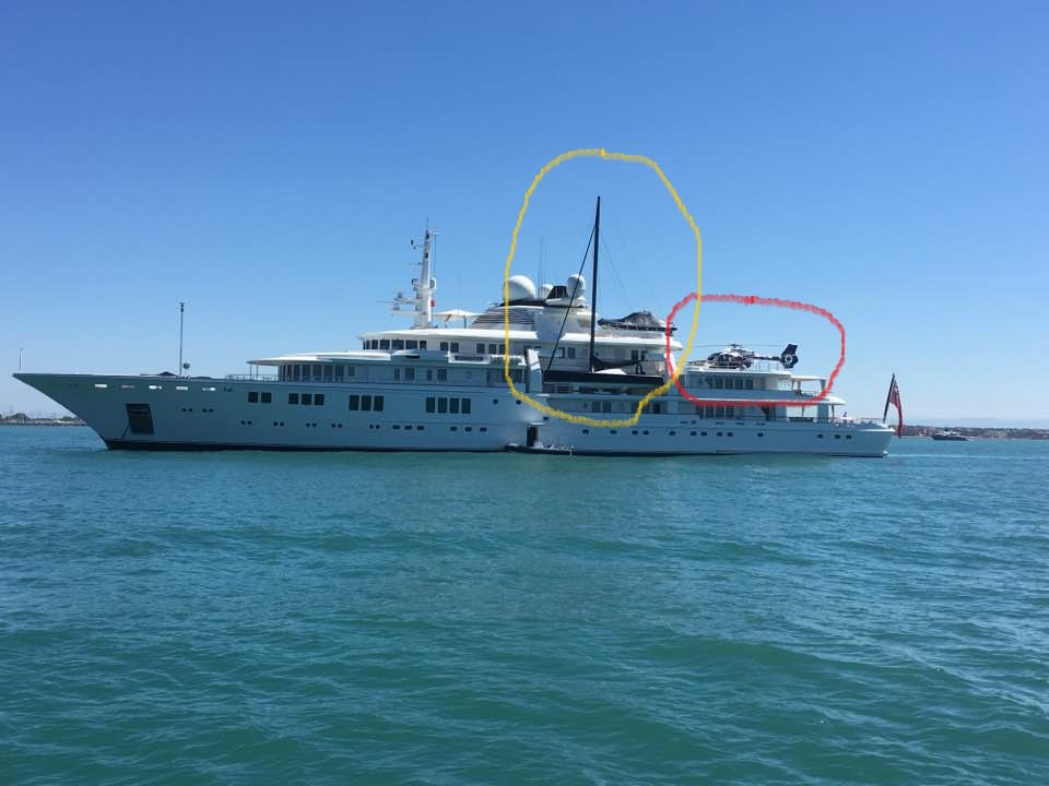 Il Tatoosh a Ostia: nel cerchio rosso l'elicottero e in quello giallo la barca a vela da 12 metri