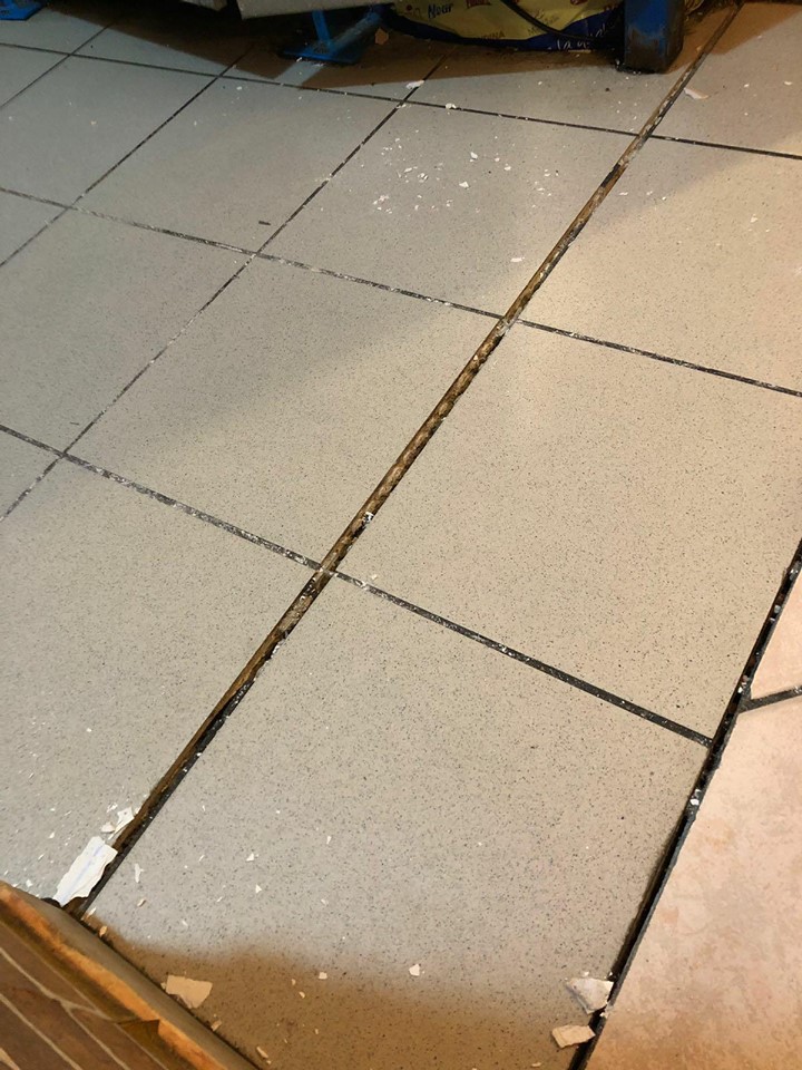 Il pavimento sollevato e spaccato nel ristorante "La fraschetta del Borgo"
