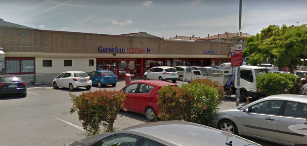 Il supermercato Carrefour dell'Infernetto dove è stato consumato il furto