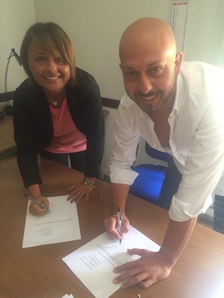 La firma del documento di passaggio di Luca Mantuano in Fratelli d'Italia con la capogruppo Monica Picca