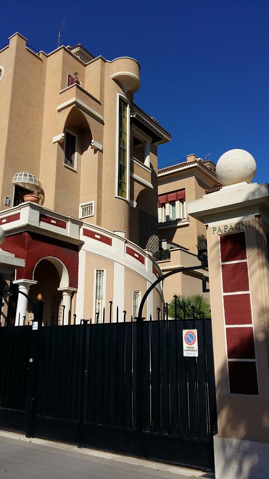 L'ingresso dei villini gemelli su piazza Anco Marzio