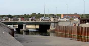 Il Ponte del Canale dei Pescatori a rischio sotto il lungomare