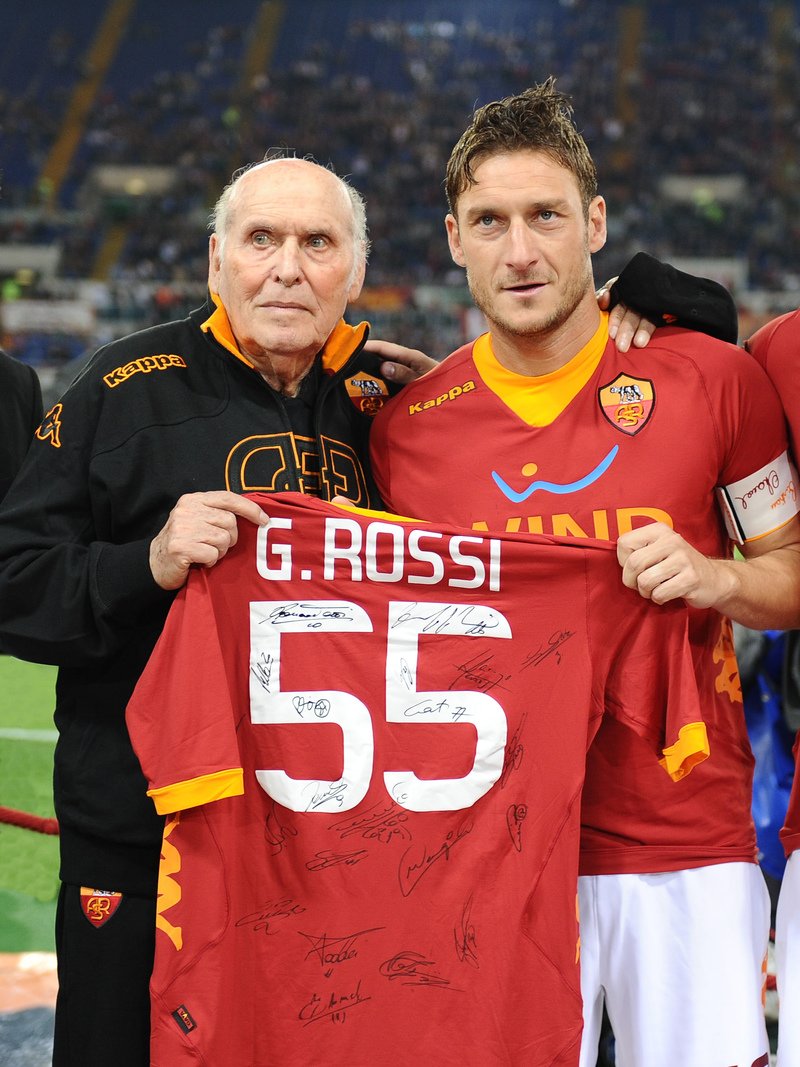 Il Capitano Francesco Totti saluta Giorgio Rossi con la maglia 55