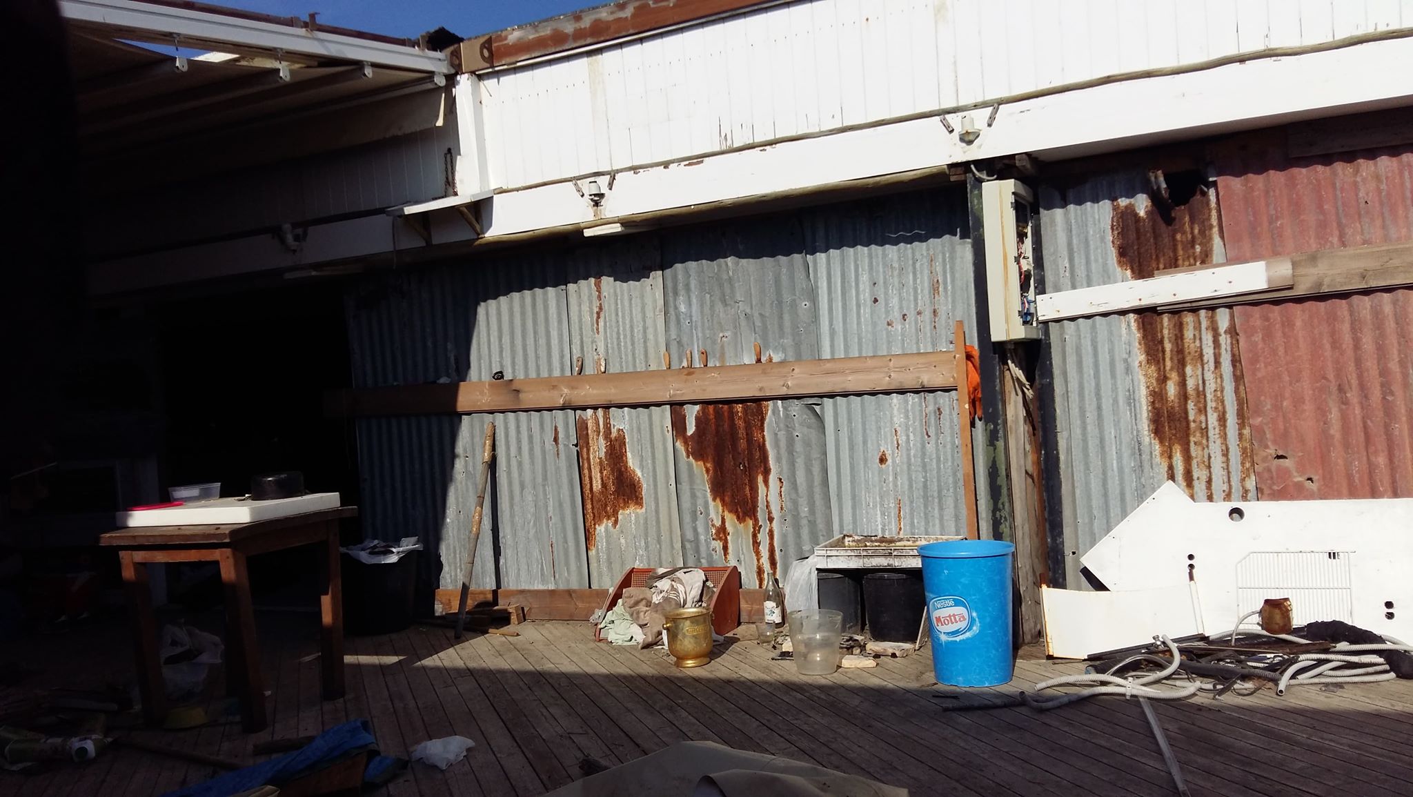 Vettovaglie e miseri arredi nell'ex ristorante del Faber Beach