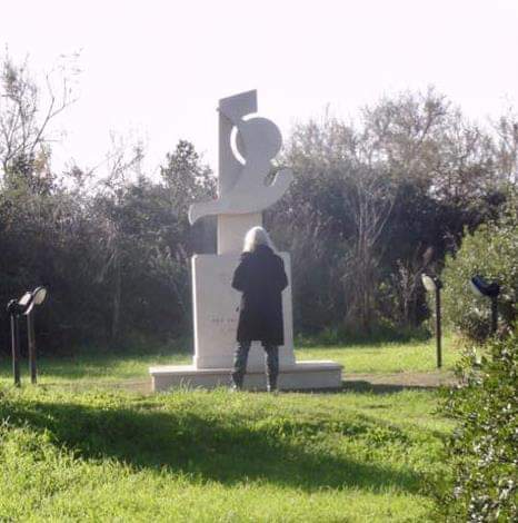 Patti Smith in raccoglimento davanti alla stele eretta nel luogo dove Pier Paolo Pasolini venne trovato morto