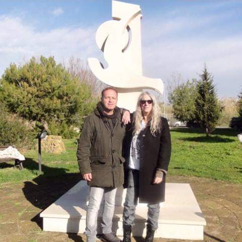 Patti Smith con il responsabile del Parco Letterario Pasolini, Alessandro Polinori