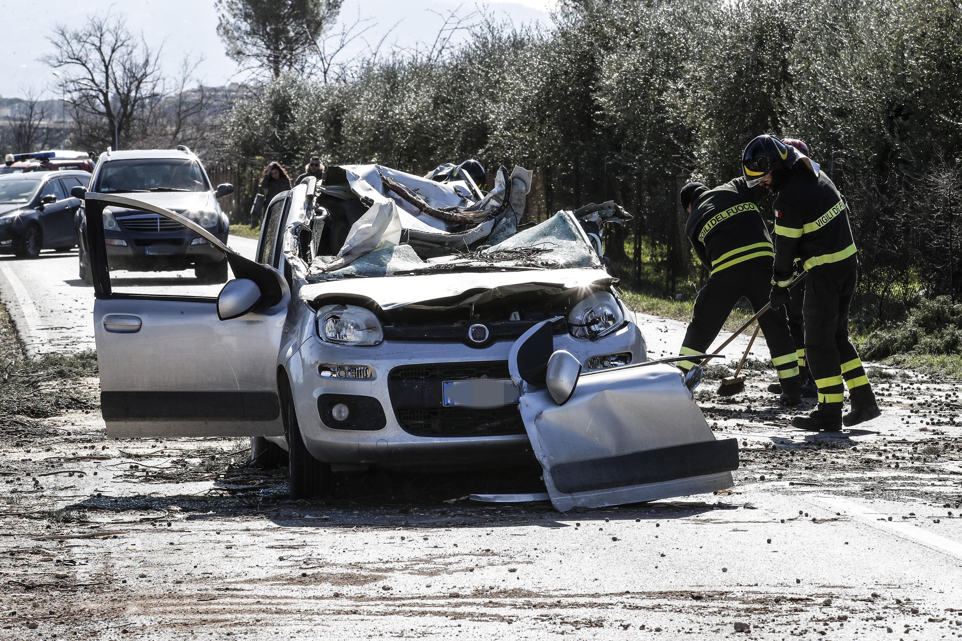 Dramma a Guidonia sulla Maremmana Inferiore: morto il conducente di un'auto schiacciata da un albero