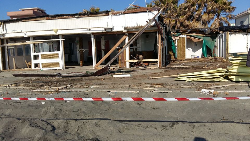 La struttura del Faber Beach sventrata dai lavori di demolizione 