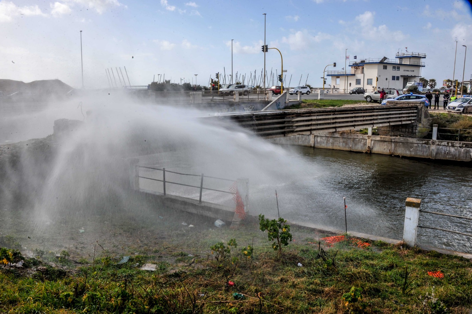 L'imponente perdita d'acqua dalla condotta sul Canale dei Pescatori