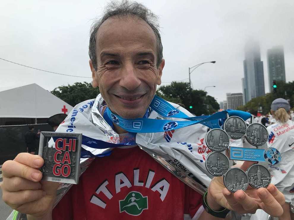 Roberto Di Sante mostra con orgoglio l'Abbott World Marathon Majors