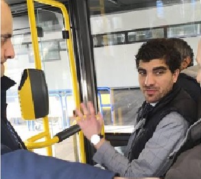 Il presidente di commissione comunale Enrico Stefano a bordo del bus sulla linea sperimentale Atac