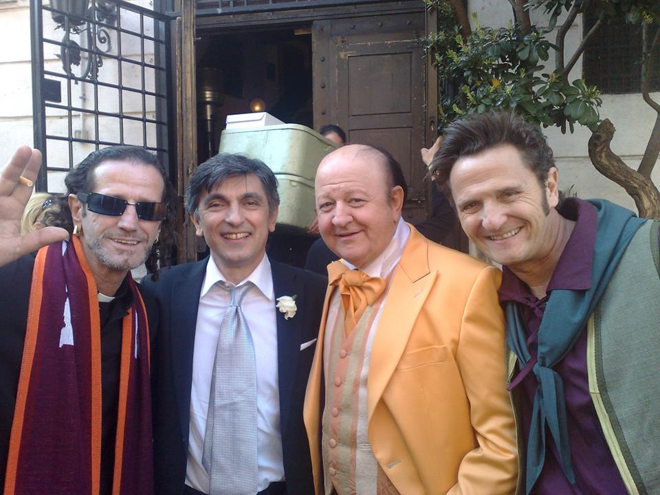 Massimo Marino, a sinistra, con Vincenzo Salemme, Massimo Boldi e Enzo Salvi sul set di "A Natale mi sposo" (2010)