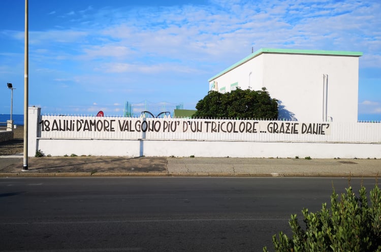 Lo striscione affisso su lungomare Caio Duilio