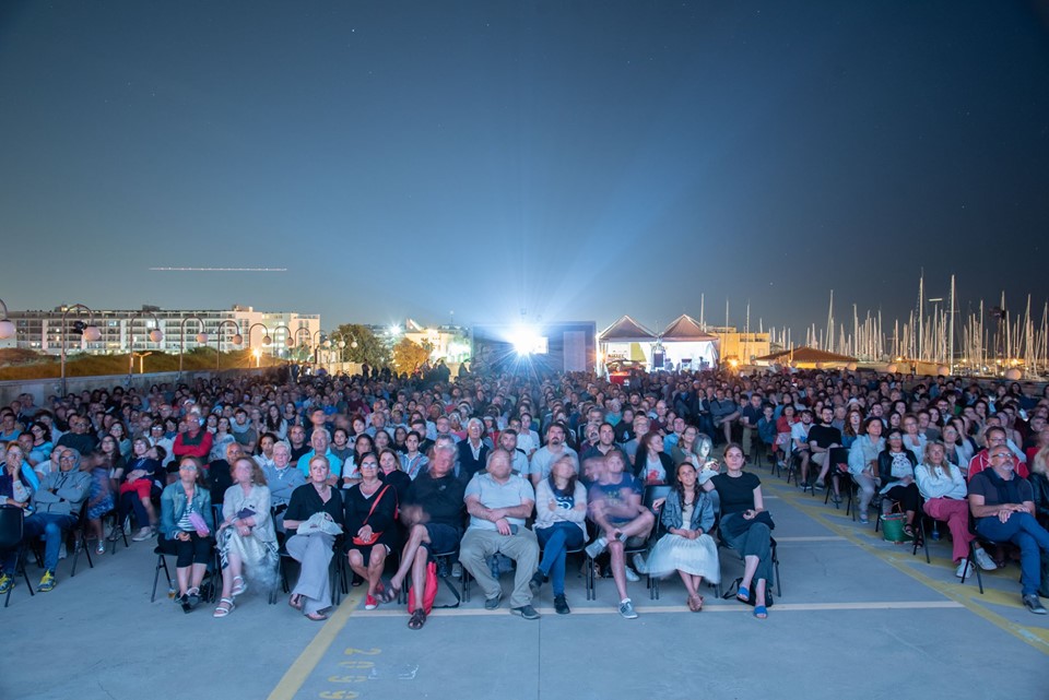 La folla di spettatori al Cinema in piazza presso il porto di Ostia