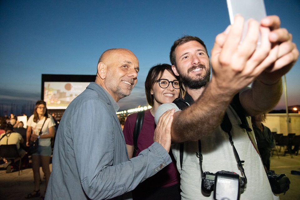 Seelfie del fotografo Emanuele Valeri con Paola Coltellesi e con il regista Giovanni Milani