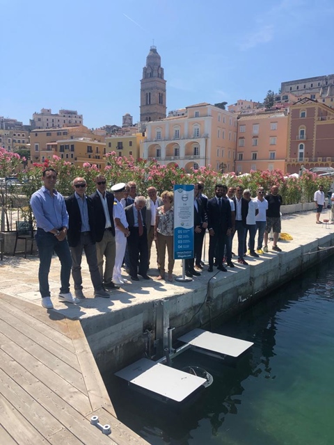 A Gaeta arriva il primo bidone galleggiante aspirarifiuti, Confcommercio: "Sosteniamo il progetto Lifegate Plasticless"