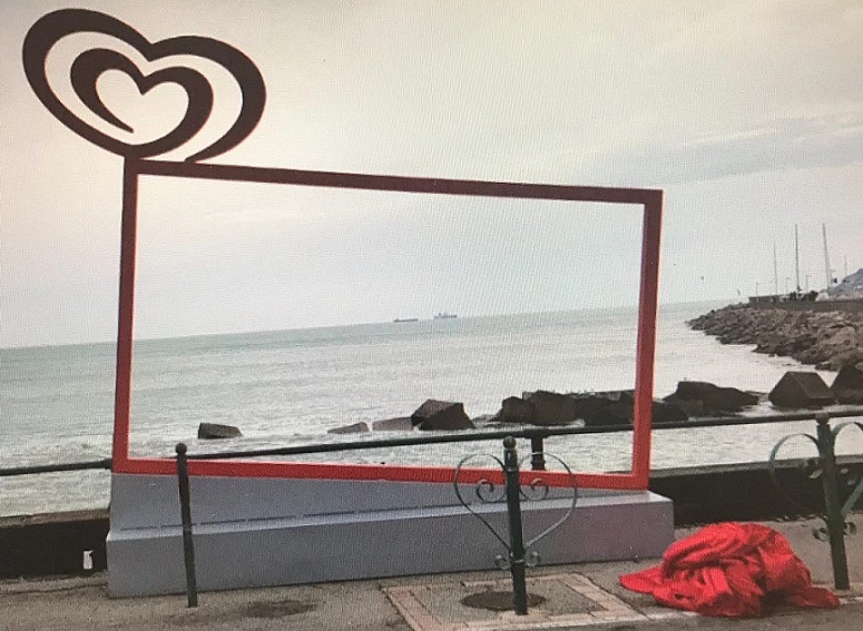 La panchina "Luogo del cuore" sulla quale scattare selfie sul mare
