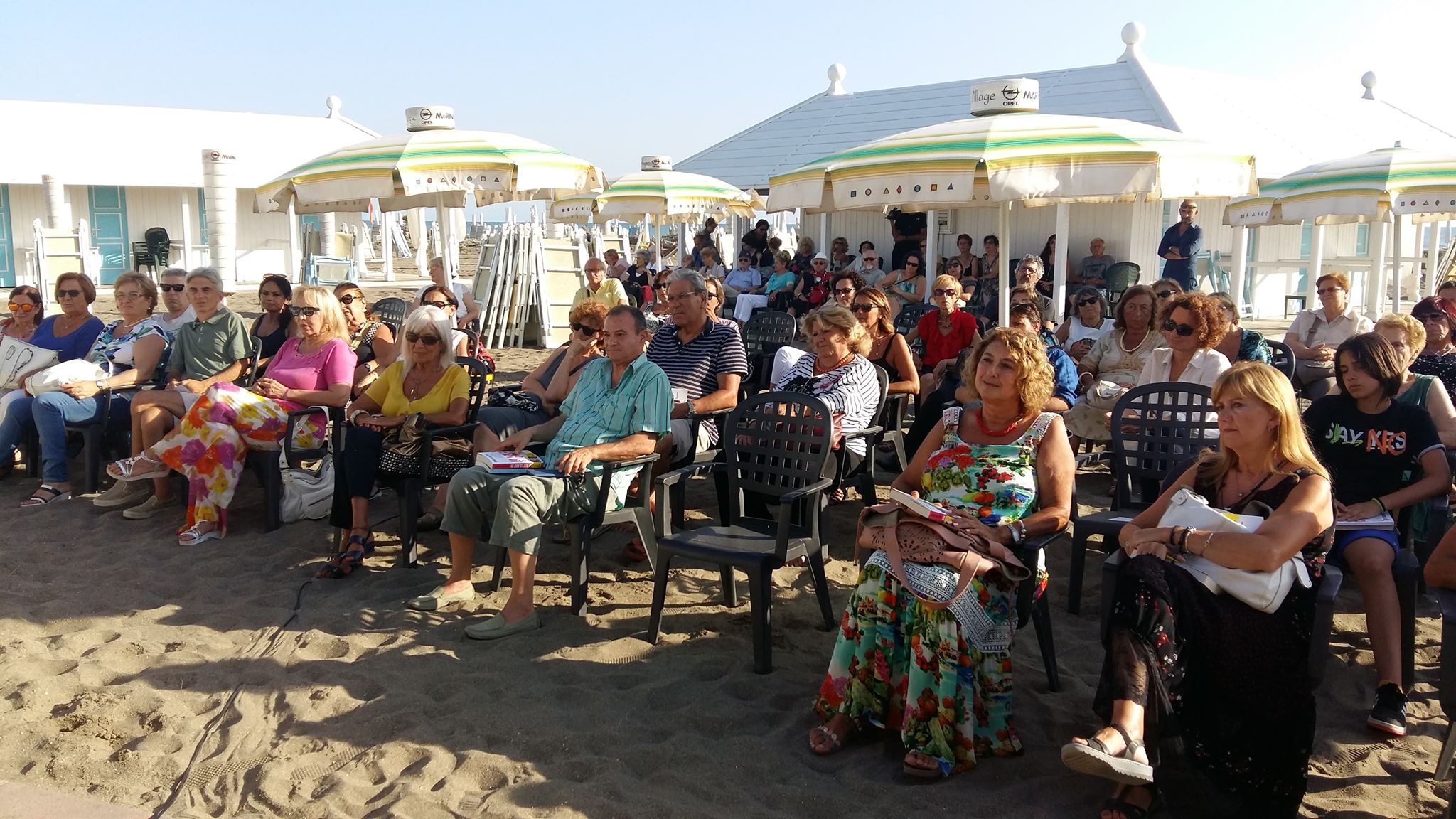 Un momento dell'incontro con i lettori sulla spiaggia de "Le Dune village"
