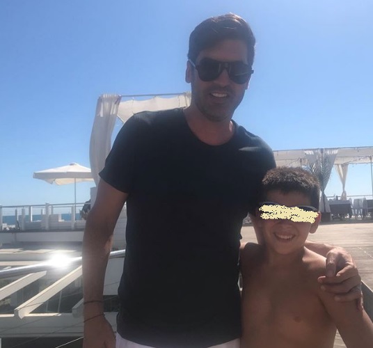 Paulo Fonseca con un bambino (da Instagram)