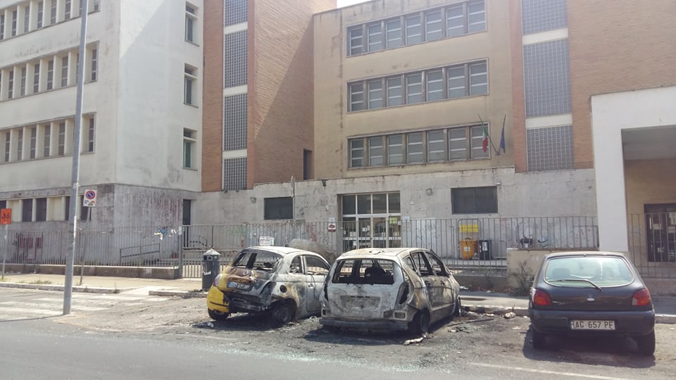 Le auto incendiate davanti alla scuola "Fratelli Garrone"