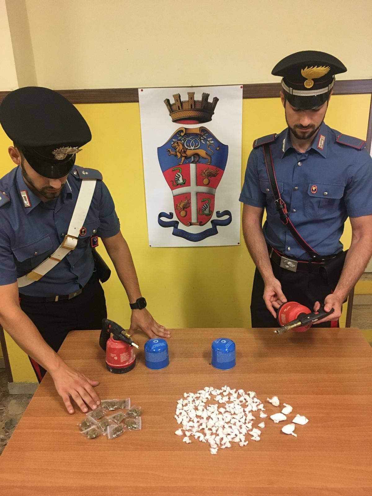 MONTESACRO - Le dosi di droga e i bruciatori sequestrati dai Carabinieri
