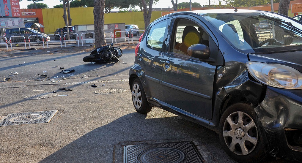 L'effetto devastante dell'urto tra scooter e Peugeot 208