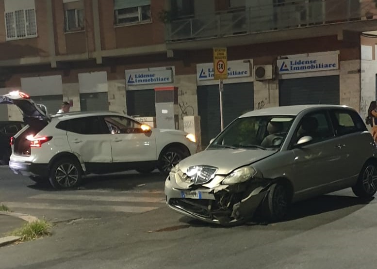 L'incidente avcvenuto nella notte all'incrocio tra via delle Sirene e corso Duca di Genova: la segnaletica è inesistente