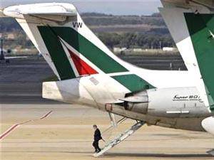 Alitalia, i sindacati chiedono alla Cai la sospensione delle assunzioni