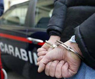 In casa un vivaio di marijuana: arrestato dai carabinieri