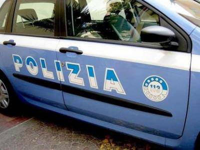 Litigano per un incidente e aggrediscono gli agenti