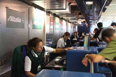 Task force manager Alitalia in mezzo alla gente