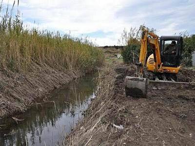 â€˜Consorzio e Comune trasformano i canali in discariche a cielo apertoâ€™