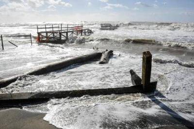 La mareggiata non si ferma. Detriti sugli arenili di Fiumicino