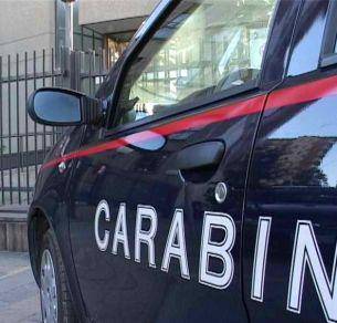 Occultava la droga in un doppiofondo del comodino in camera da letto