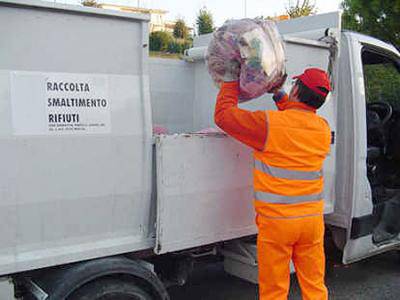 â€˜Rifiuti? Lâ€™unica soluzione Ã¨ il porta a portaâ€™