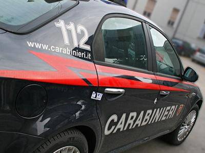 I carabinieri si travestono da Babbo Natale per la consegna dei doni