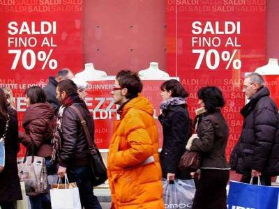 Saldi invernali, 6 italiani su 10 agli acquisti, Confcommercio ‘abbigliamento in testa’