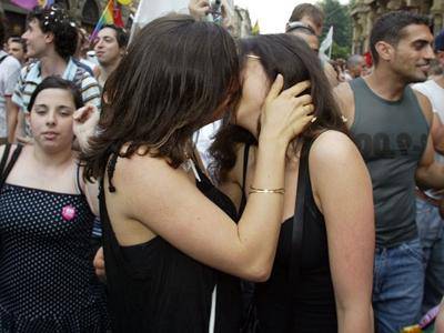 "Bacio del mare", installata la statua che ricorda la fine dell'ultima guerra